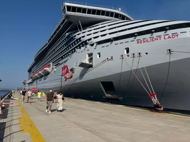 Devasa kruvaziyer, Bodrum Limanı'na demir attı! Gemiden inen yüzlerce turist çarşıya akın etti