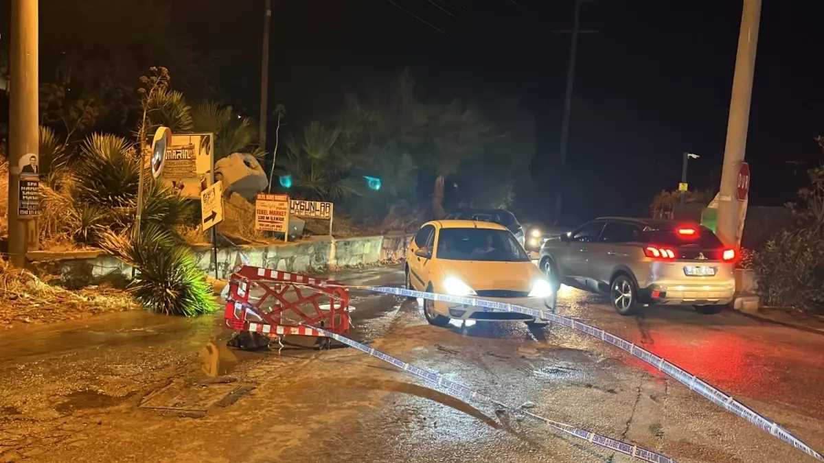 Bodrum\'da Ana Su İsale Hattında Patlama: Yol Çöktü, Cadde ve Sokaklar Göle Döndü