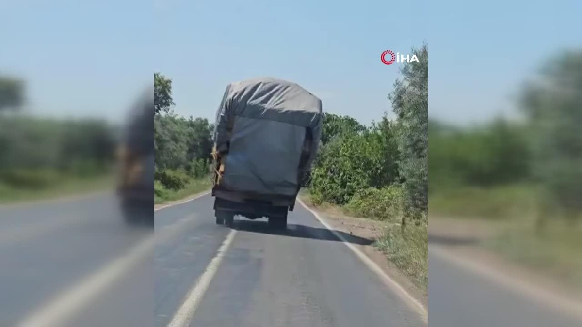 Bursa\'da aşırı yükle seyreden kamyonet trafiği tehlikeye attı
