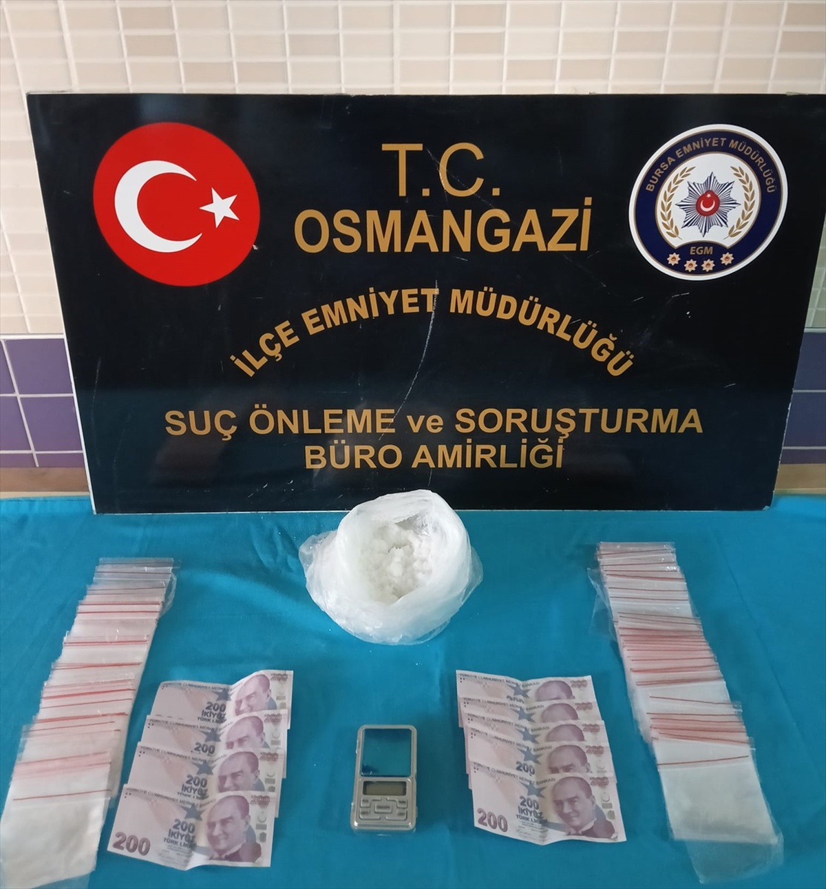 Bursa\'da polisten kaçarken kaza yapan zanlının çantasından uyuşturucu çıktı