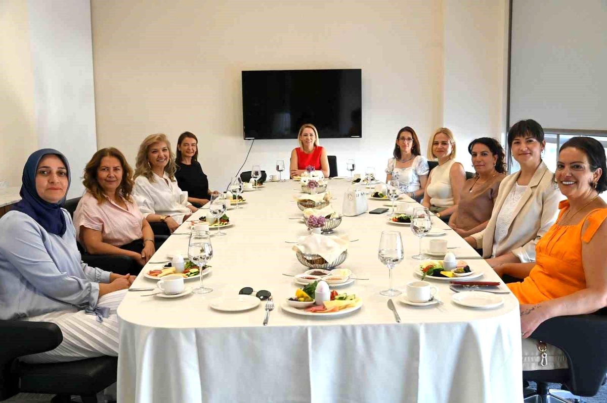 CHP\'li Belediye Başkanlarının Eşleri Bir Araya Geldi