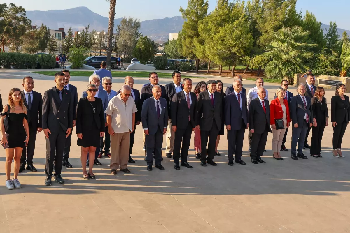 Özgür Özel, Rauf Denktaş ve Fazıl Küçük\'ün anıt mezarlarını ziyaret etti