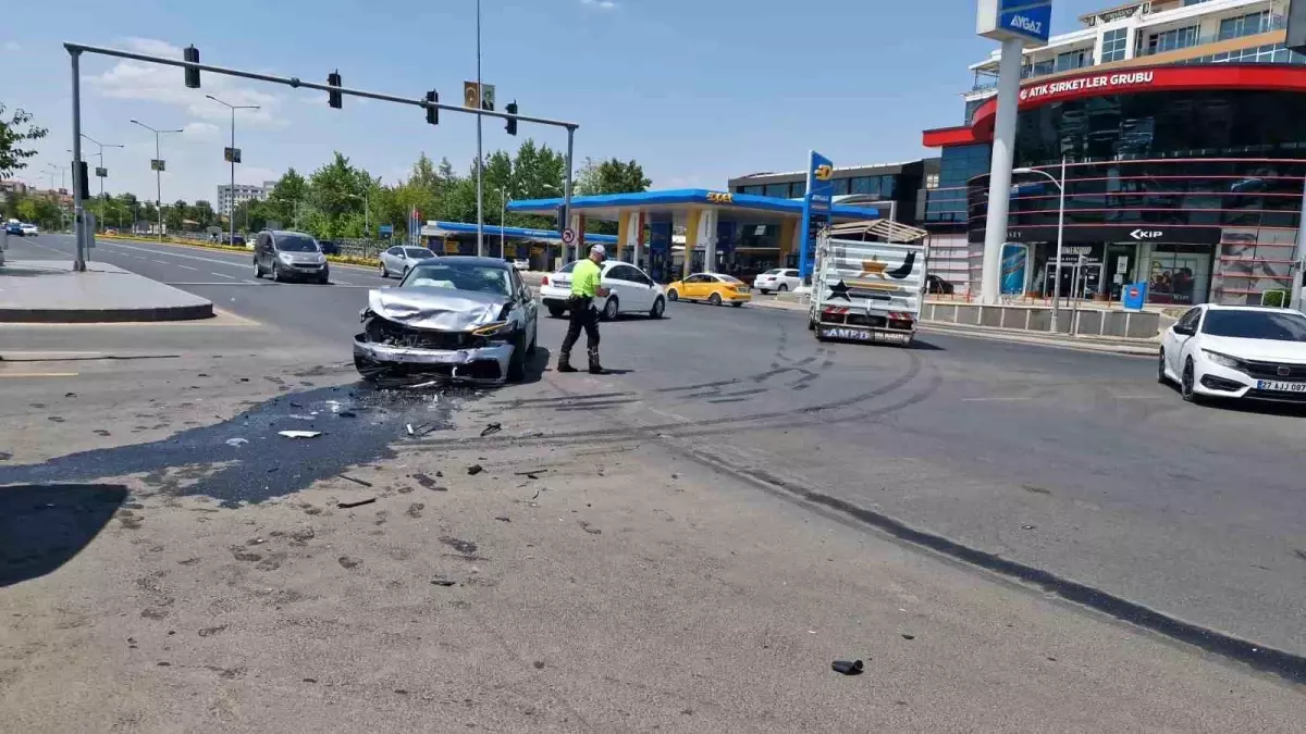 Diyarbakır Yenişehir\'de Trafik Kazası: İki Kişi Hafif Yaralandı