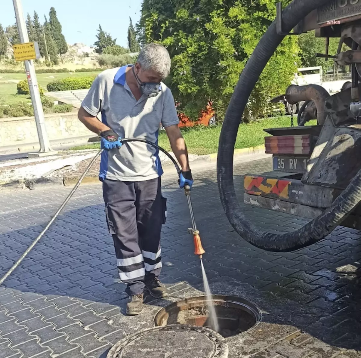 İzmir Büyükşehir Belediyesi Efes Selçuk\'ta Haşereyle Mücadele Çalışmalarını Sürdürüyor