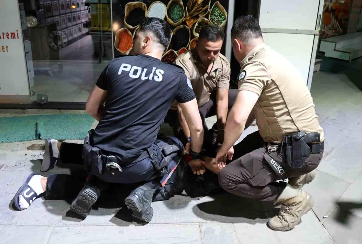 Aksaray\'da Polis ve Bekçiler, Motosikletle Kaçmaya Çalışan 2 Çocuğu Yakaladı