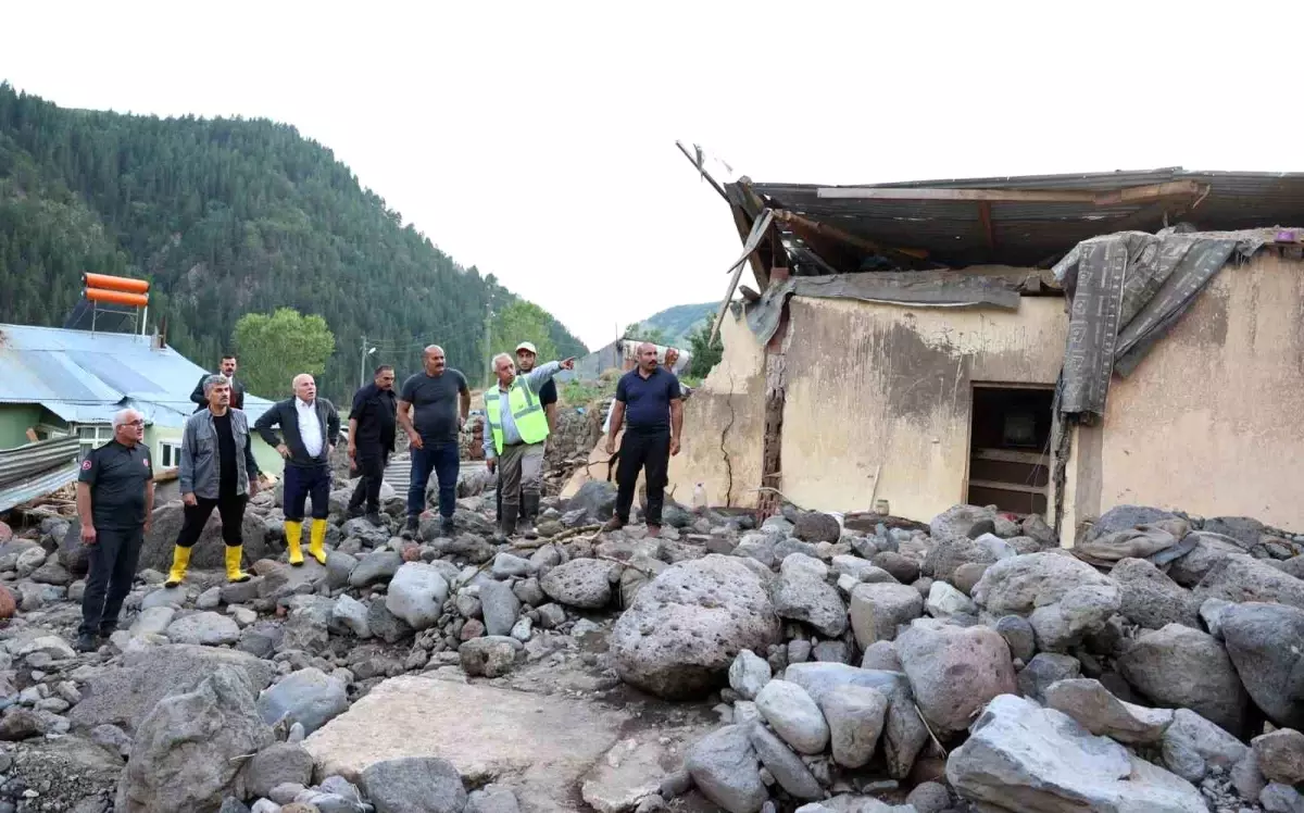 Erzurum Büyükşehir Belediyesi, sel felaketinden etkilenen yerleşim yerlerinde vatandaşlara yardım ediyor