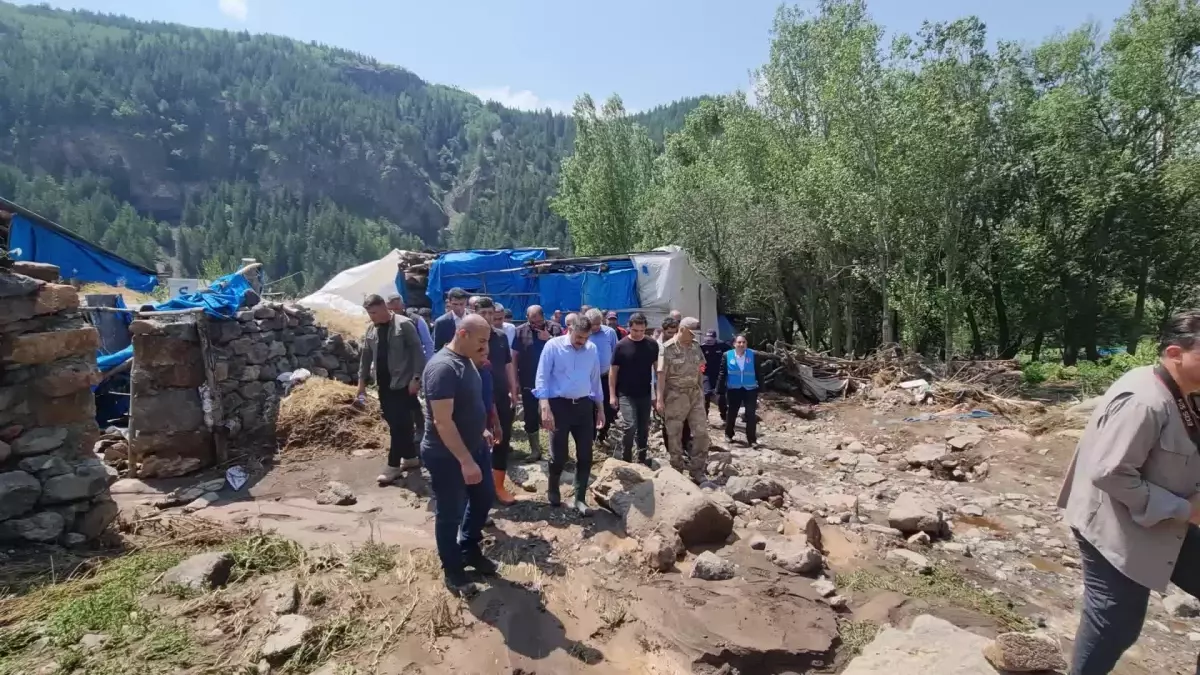 Erzurum\'un Pasinler ilçesinde sel felaketi: Evler yıkıldı, araçlar zarar gördü