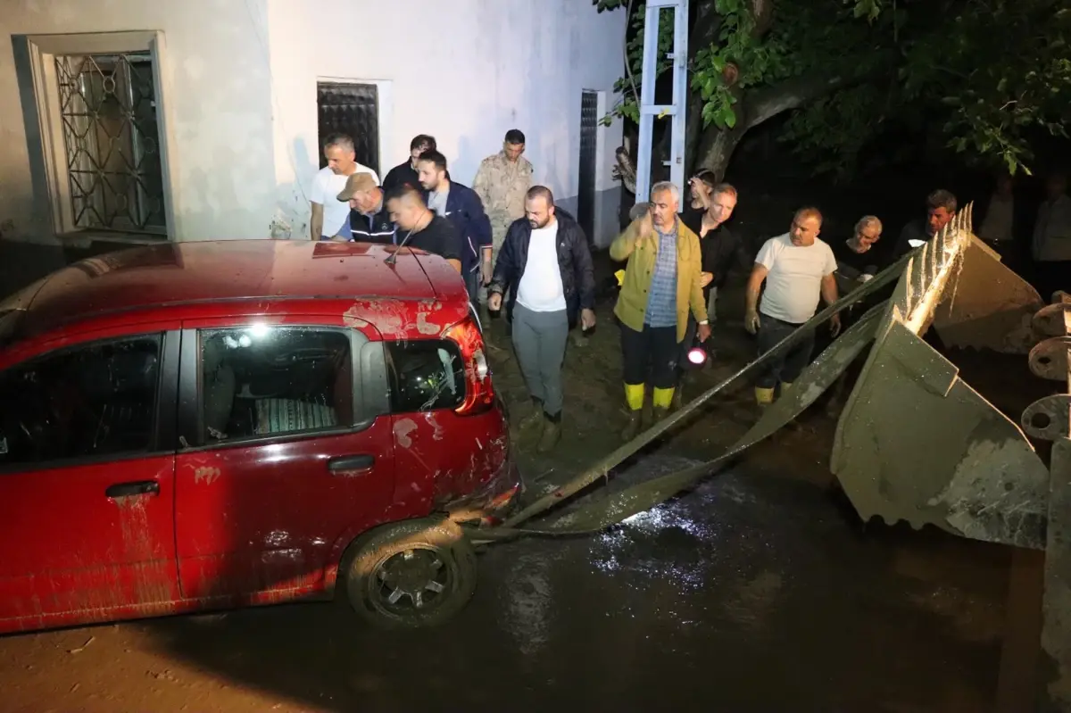 Erzurum Oltu\'da Sel Felaketi: Okul, Sağlık Ocağı ve Evler Hasar Gördü