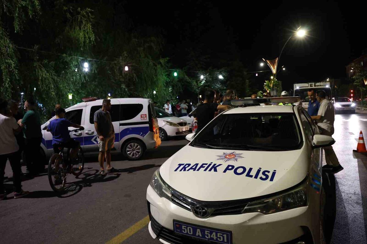 Nevşehir\'de Alkollü Sürücü Park Halindeki Araçlara Çarptı