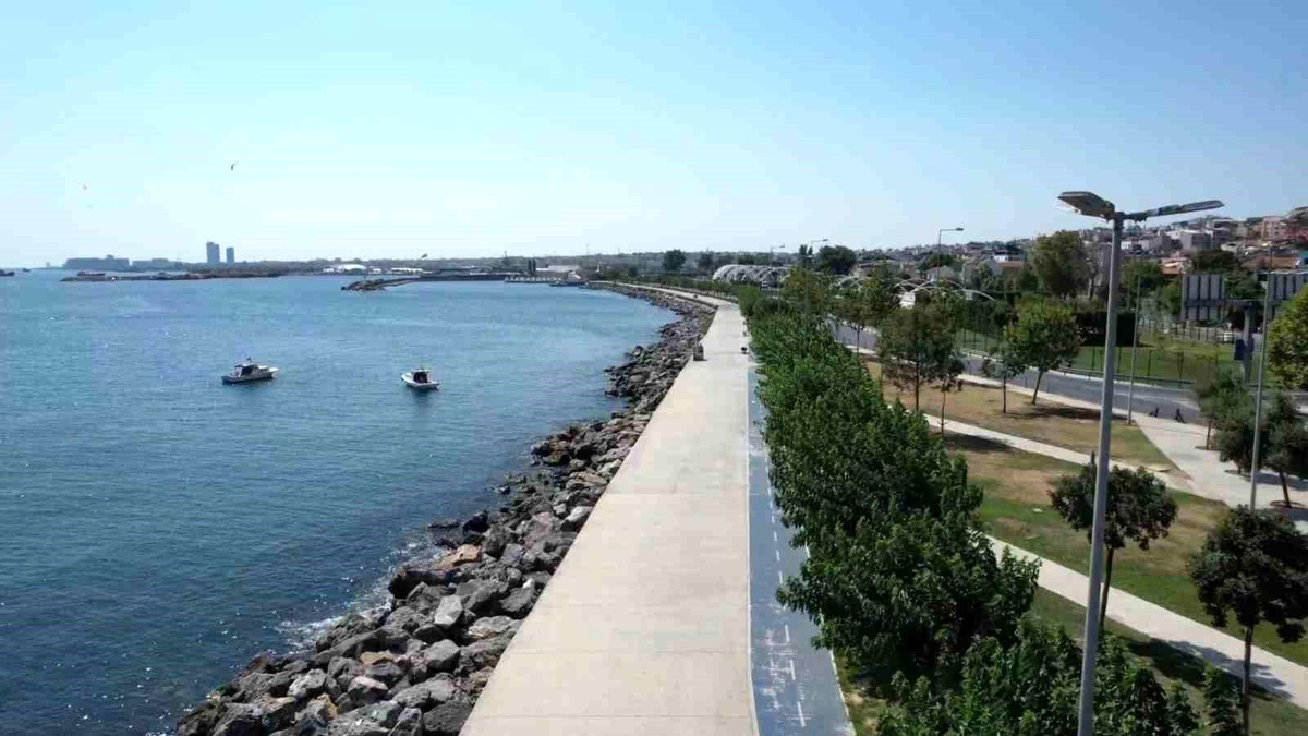 Fatih\'te Sıcak Hava Nedeniyle Park ve Sahil Boş Kaldı