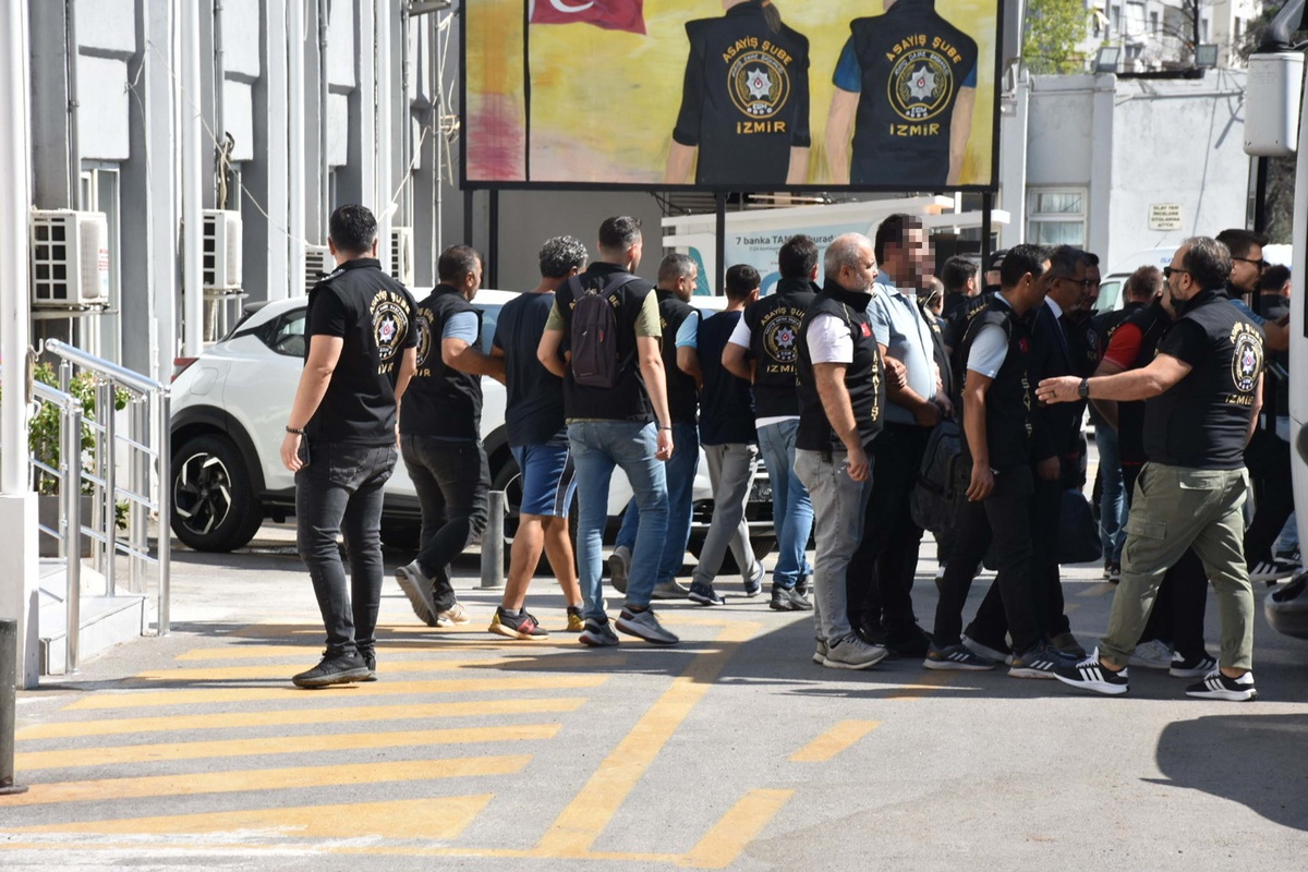 İzmir\'de sağanak sırasında elektrik akımına kapılan 2 kişinin ölümüne ilişkin 27 şüpheli adliyeye sevk edildi