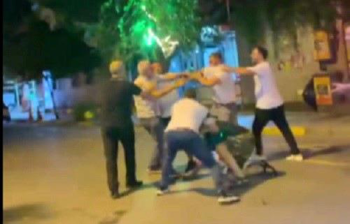 İzmir\'de İki Grup Arasında Yumruk Yumruğa Kavga