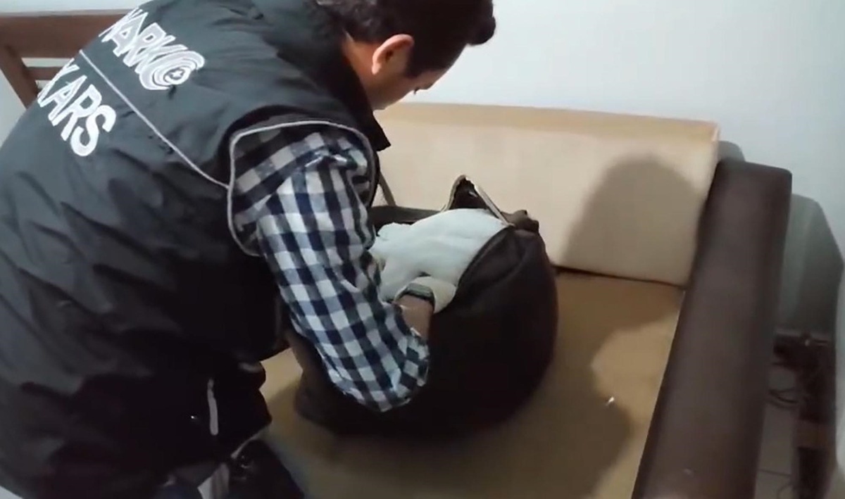 Kars\'ta yapılan operasyonda sahte para ve uyuşturucu ele geçirildi