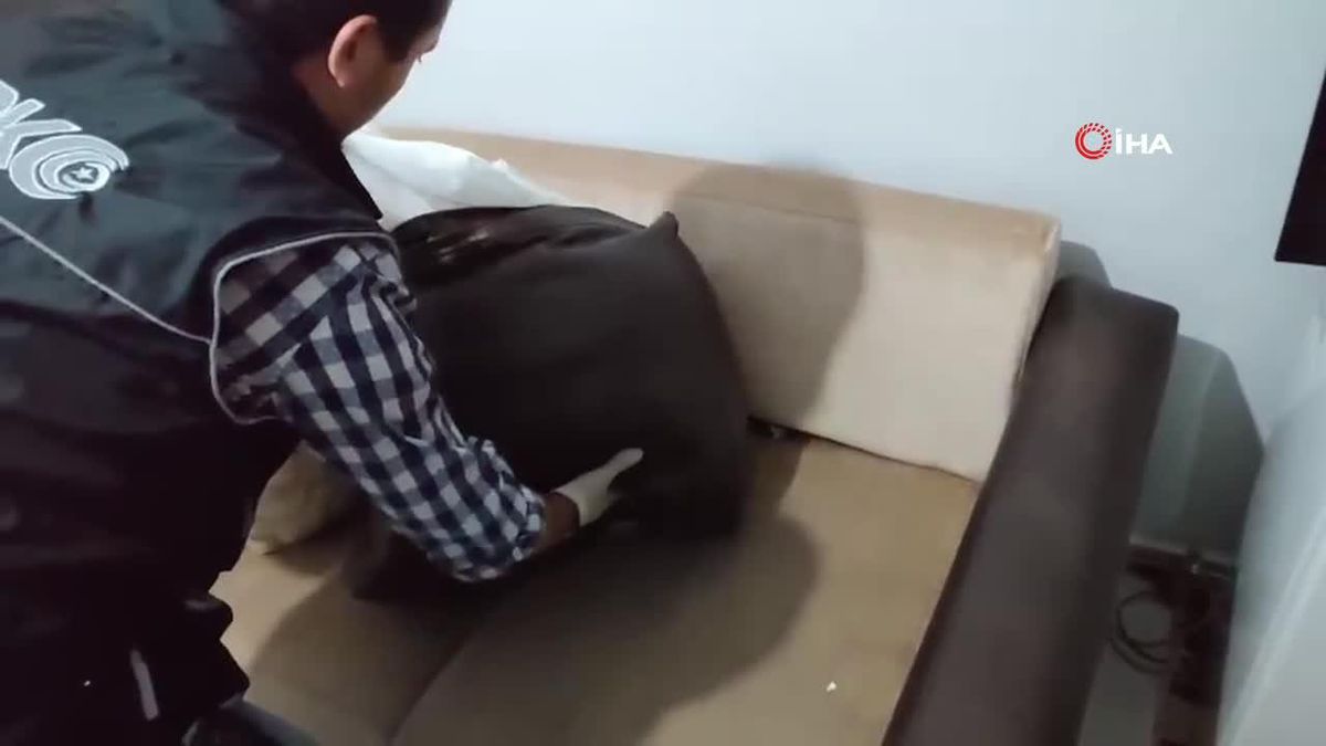 Kars polisinden \'apart\' operasyonu: Sahte para ve uyuşturucu ele geçirildi
