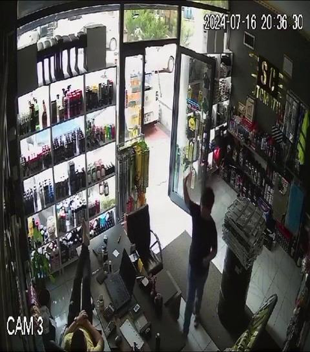 Pendik\'te Genç, Uyuyan Görevliye Yardım Etti