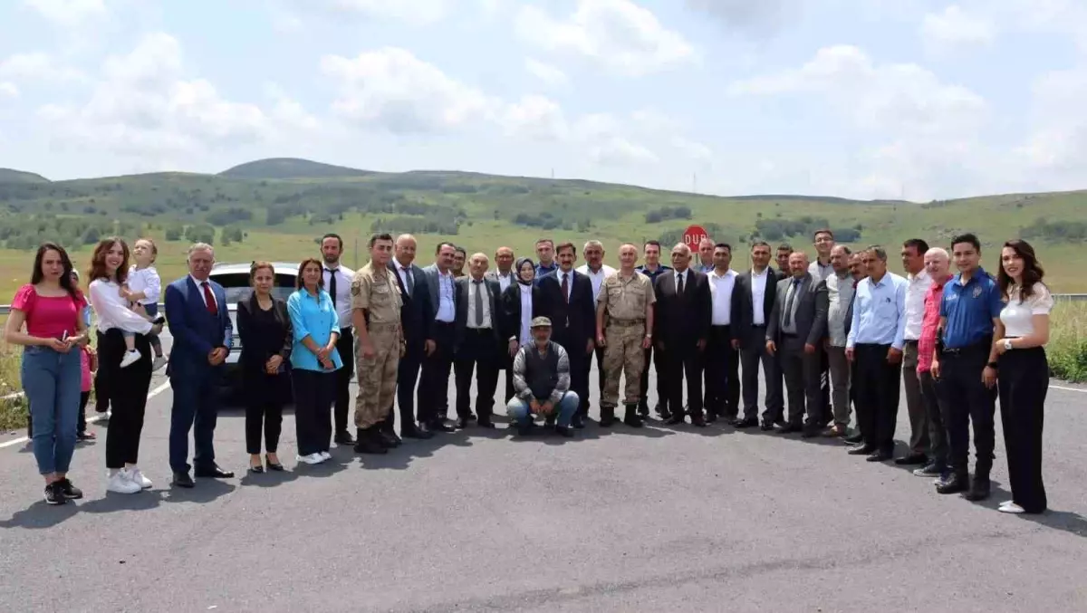 Ardahan\'ın Çıldır ilçesi Kaymakamı M. Enes İpek yeni görev yerine uğurlandı