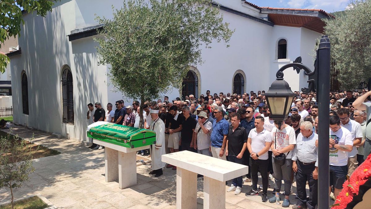 Muğla\'da Tarlaya Uçan Otomobil Kazasında Hayatını Kaybeden Pınar Kaya Son Yolculuğuna Uğurlandı