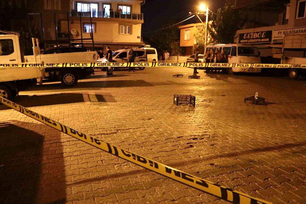 İzmir\'de Küfür Tartışması Silahlı Kavgaya Dönüştü: 4 Yaralı