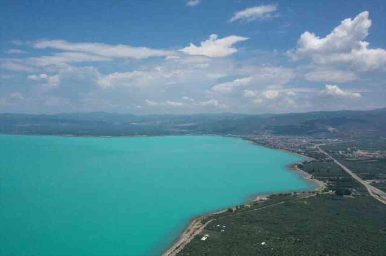 Marmara'nın en büyük gölü turkuaz renge döndü