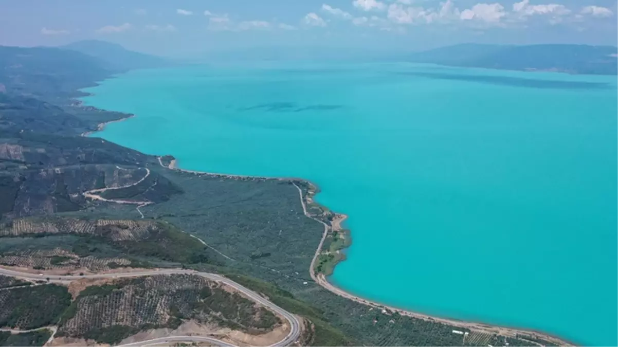 İznik Gölü turkuaz renge büründü