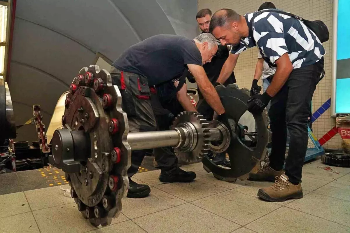 İzmir Metro AŞ, yürüyen merdivenleri güvenli hale getiriyor