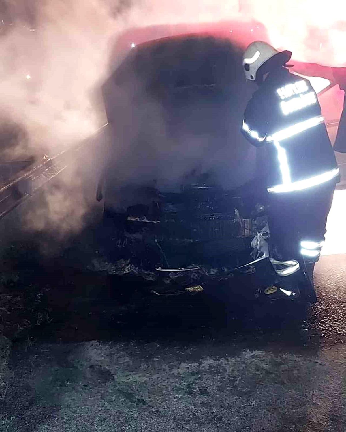 Hatay\'da seyir halindeyken motor kısmı alev alan araçta maddi hasar oluştu