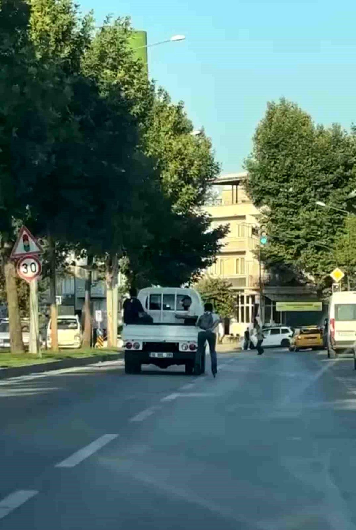 Bursa\'da Kırmızı Işıkta Duran Kamyonetin Kasasında Tehlikeli Yolculuk