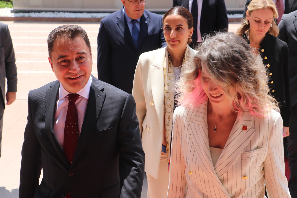 CHP Genel Başkanı Özgür Özel: Hayvan Hakları Yasası\'nda Kırmızı Alarmdayız