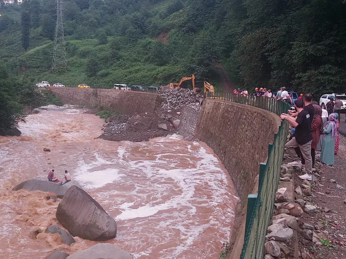 Rize\'de piknik yapan 2 kişi, yükselen dere debisinden beton mikseri pompasıyla kurtarıldı