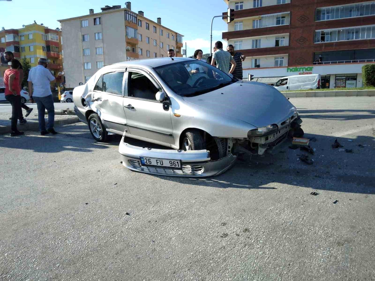Bozüyük\'te Otomobil Refüje Çarptı