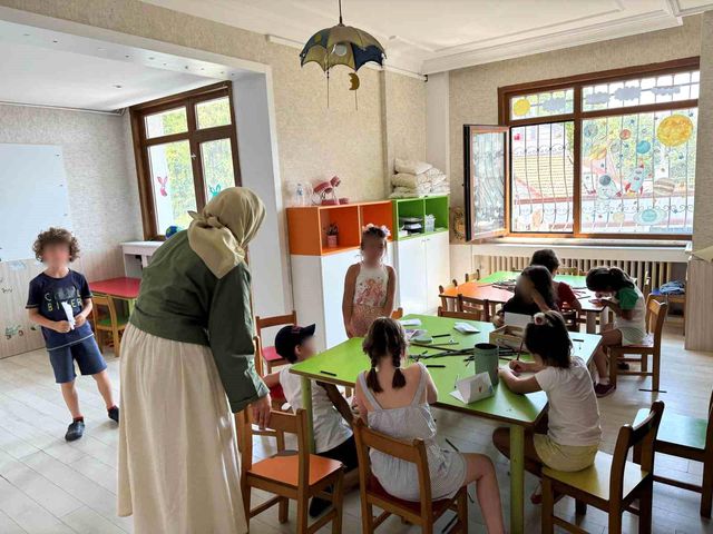 Sarıyer'de bir anaokulunda şok görüntüler! Kurumun sahibi öğretmenleri suçluyor Sarıyer'de bir anaokulunda şok görüntüler! Kurumun sahibi öğretmenleri suçluyor