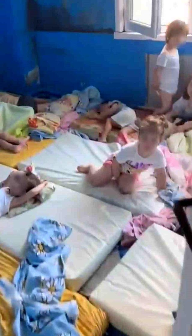 Sarıyer'de bir anaokulunda şok görüntüler! Kurumun sahibi öğretmenleri suçluyor Sarıyer'de bir anaokulunda şok görüntüler! Kurumun sahibi öğretmenleri suçluyor