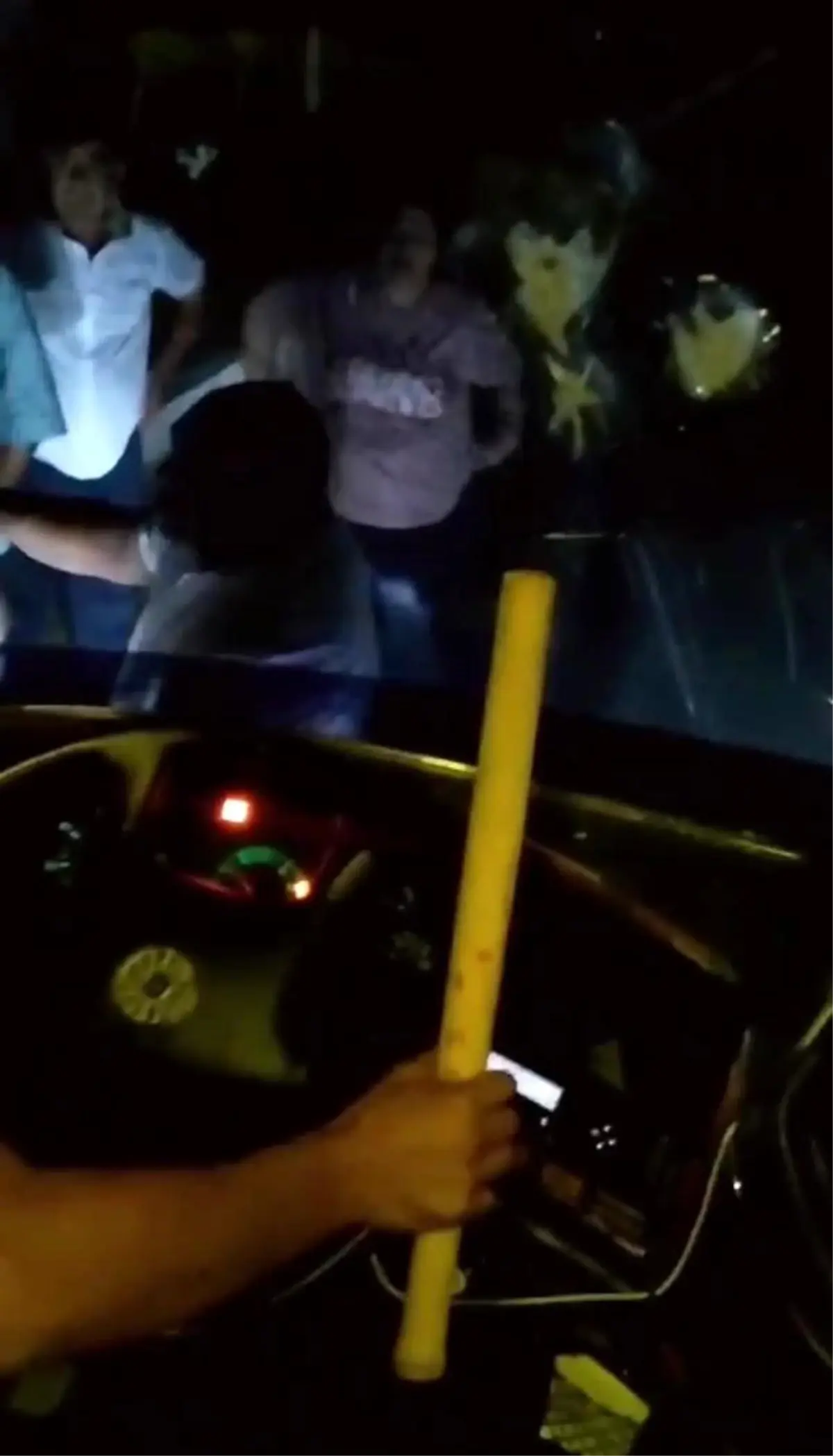 Antalya\'da servis şoförleri arasında park yeri tartışması kavgaya dönüştü