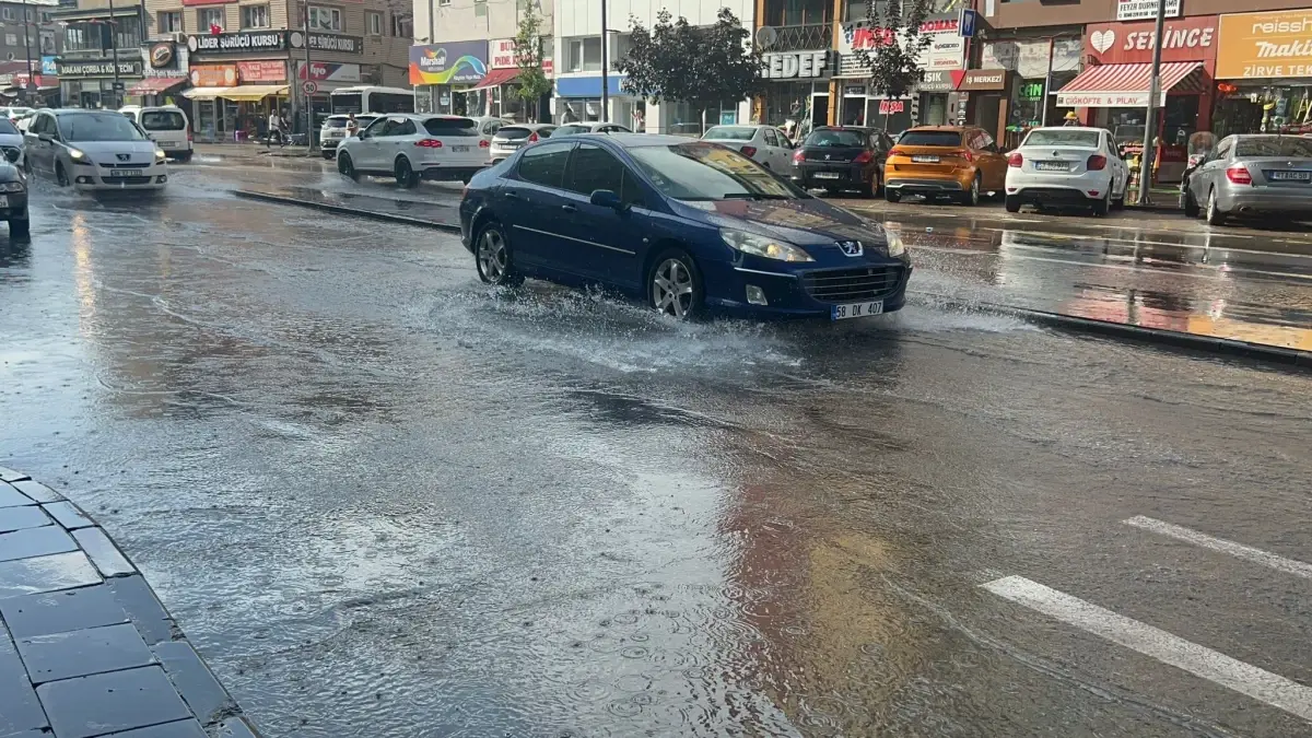 İmranlı\'da Aniden Bastıran Dolu ve Sağanak Hayatı Olumsuz Etkiledi