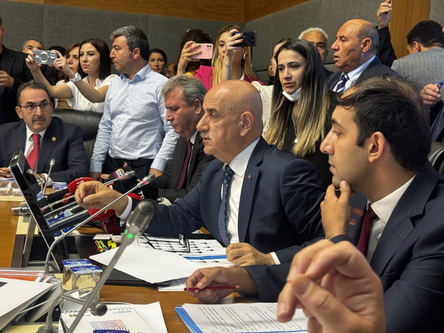 Sokak hayvanları teklifinin komisyon görüşmelerinde gerilim had safhada! İçeride vekiller tartışta, kapıda arbede çıktı Sokak hayvanları teklifinin komisyon görüşmelerinde gerilim had safhada! İçeride vekiller tartışta, kapıda arbede çıktı