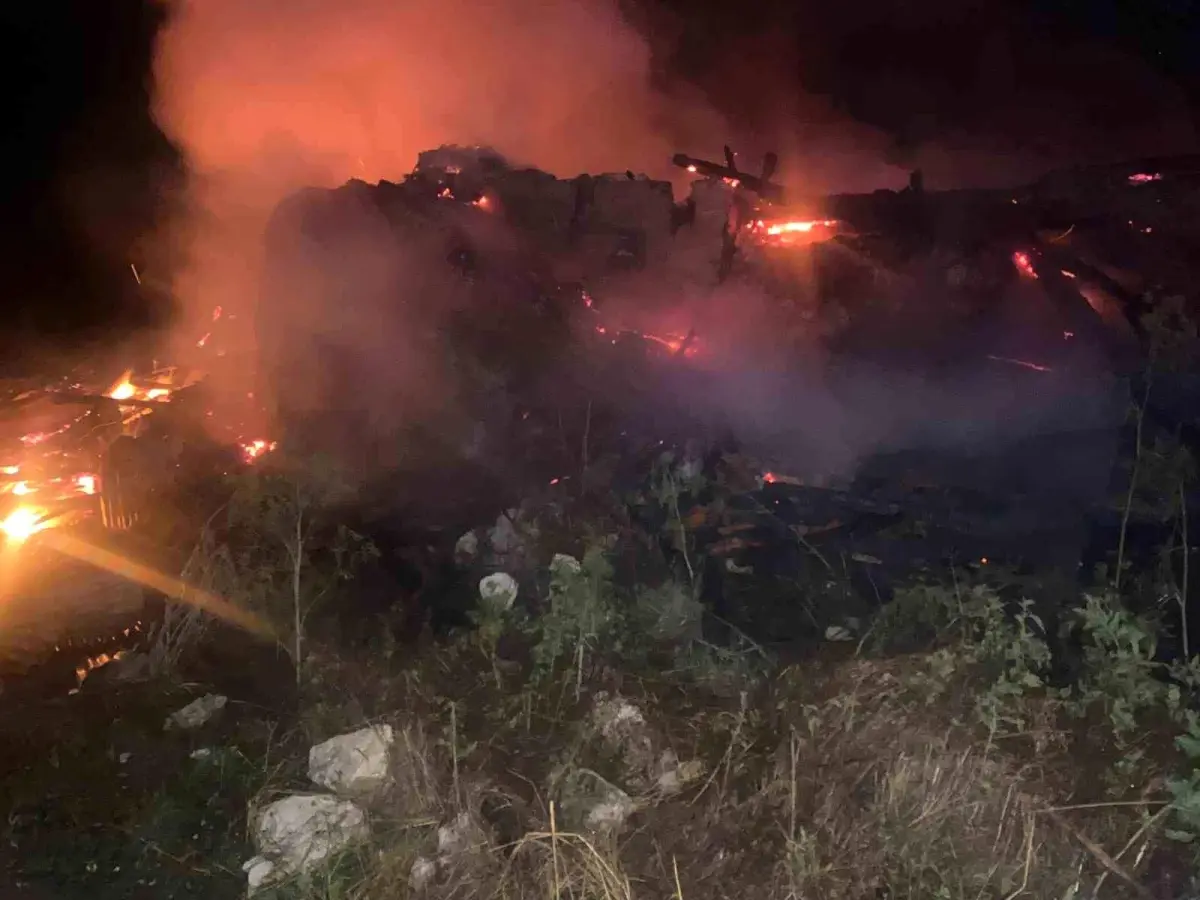 Kastamonu\'da Şömine Yangınında İki Ev Küle Döndü