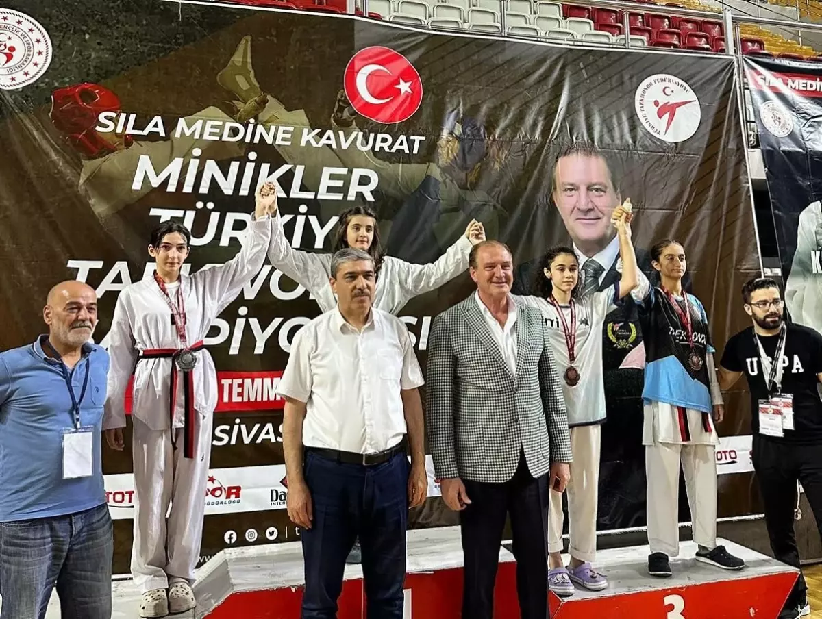 Sultangazi Belediyesi Tekvando Takımı Türkiye Minikler Teakwondo Şampiyonası\'nda Altın Madalya Kazandı