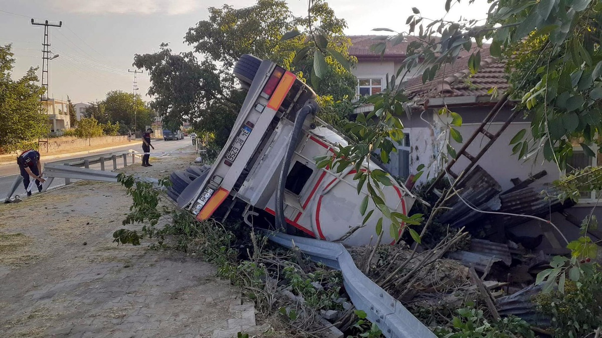 Tekirdağ\'da tanker evin duvarına çarptı