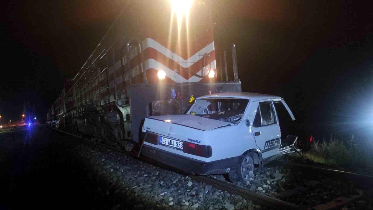 Afyonkarahisar\'da Yük Treni Otomobile Çarptı: Sürücü Hafif Yaralandı
