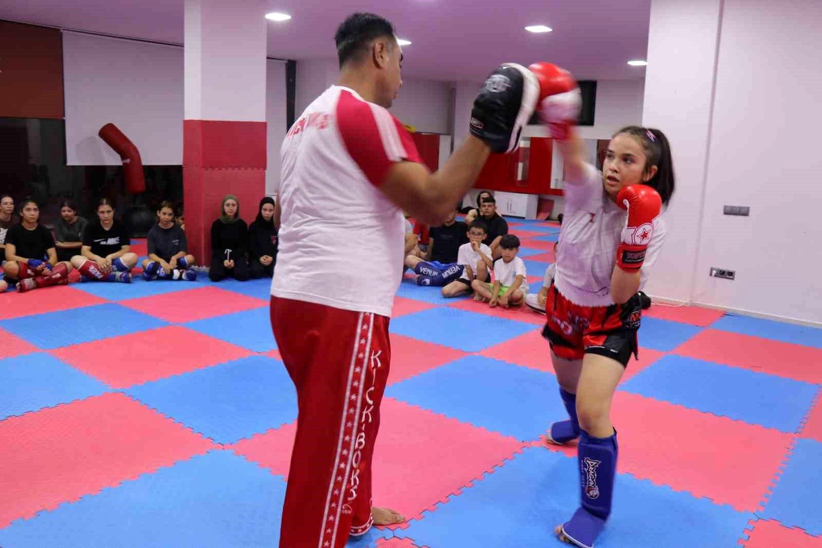 14 Yaşındaki Genç Sporcu Türkiye Kick Boks Şampiyonası\'nda Şampiyon Oldu