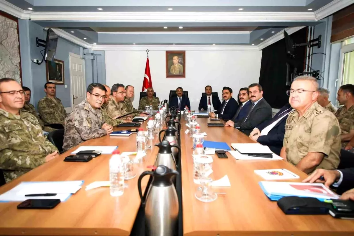 Hakkari Valisi Ali Çelik, asayiş ve sınır güvenliği toplantısını gerçekleştirdi