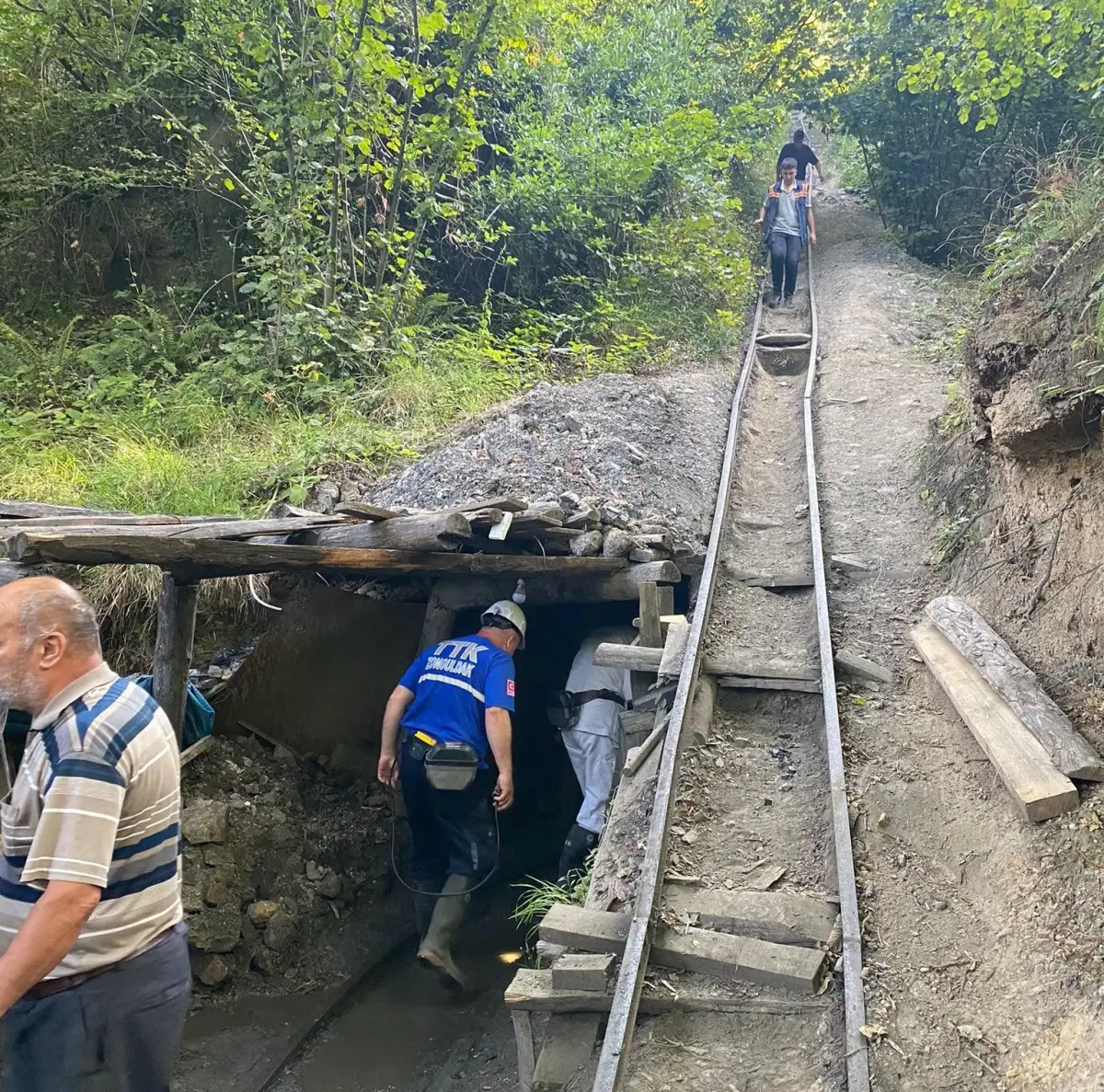 Zonguldak\'ta ruhsatsız maden ocağında göçük: Mahsur kalan işçi kurtarma çalışmaları devam ediyor