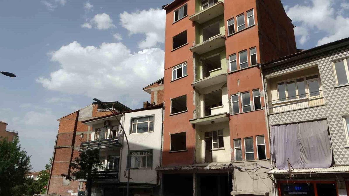 Depremde hasar gören binanın yıkımı yapılmadığı için aile evine giremiyor
