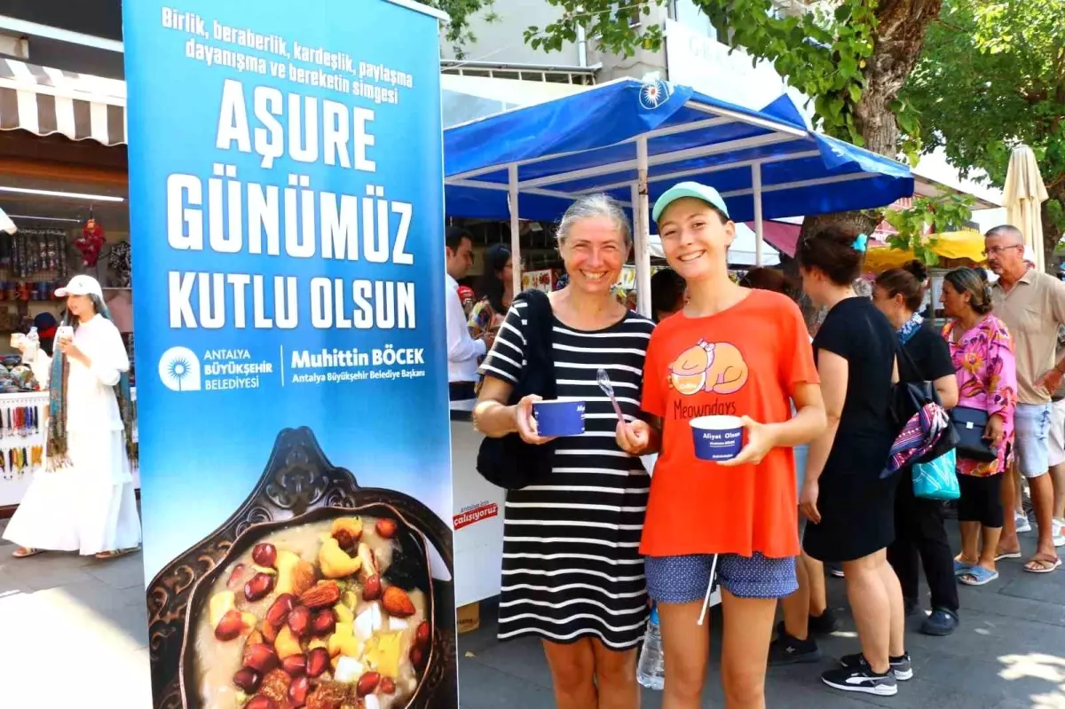 Antalya Büyükşehir Belediyesi Muharrem Ayı Dolayısıyla Aşure Dağıtıyor