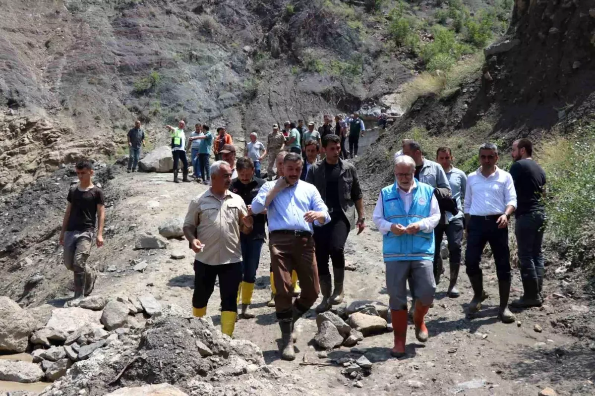 Erzurum\'un Oltu ilçesinde sel ve toprak kayması sonucu büyük hasar