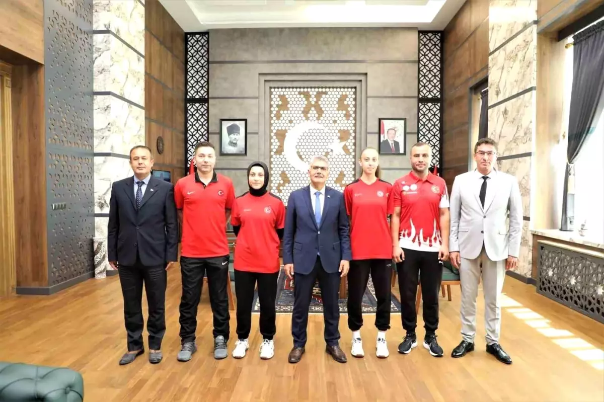 Niğde Valisi Cahit Çelik, Badminton FZ FORZA HEBAR U17 OPEN Turnuvası\'nda başarılı olan sporcuları kabul etti