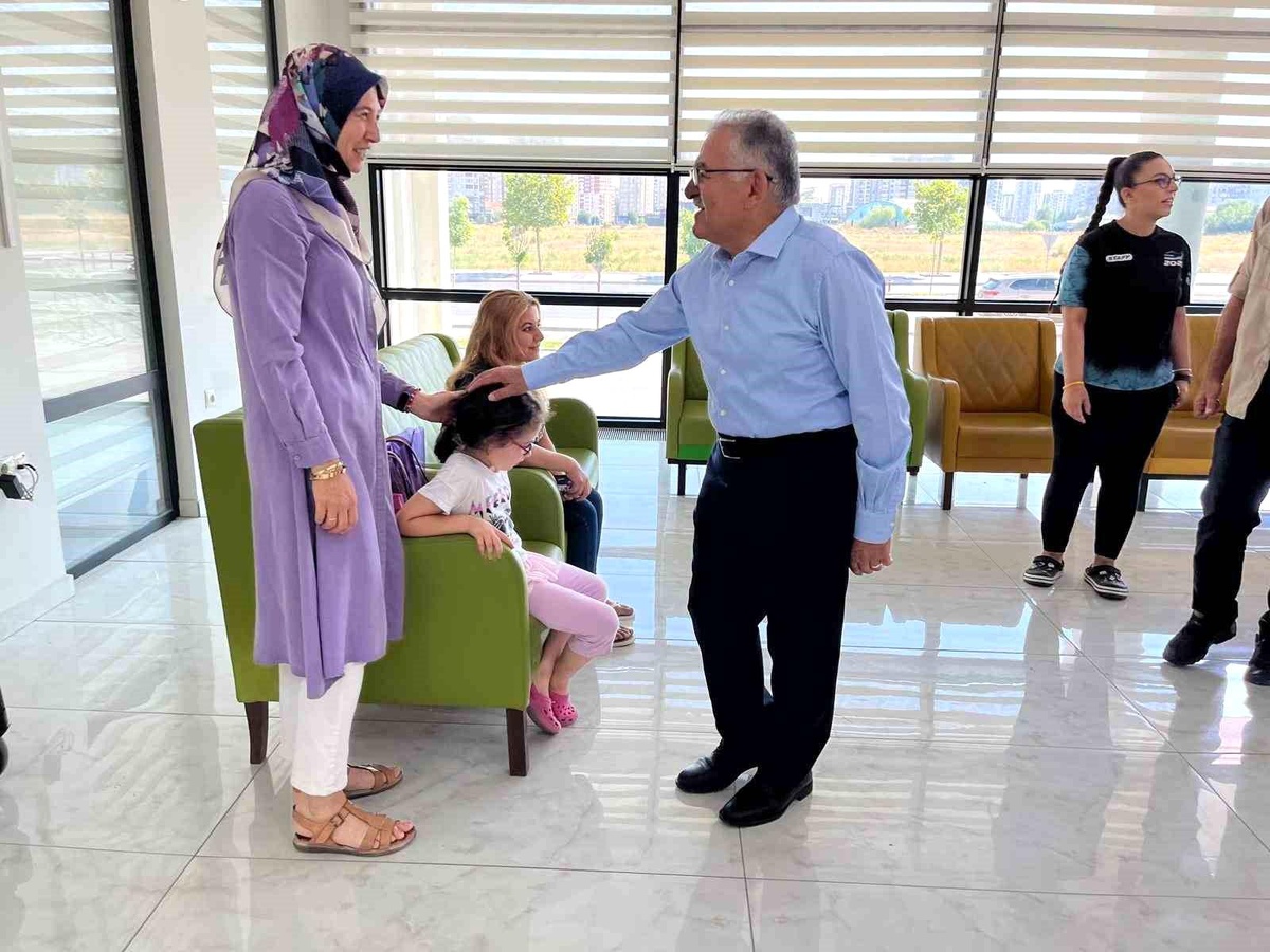 Başkan Büyükkılıç, Kayseri\'deki yaz kurslarını ziyaret etti