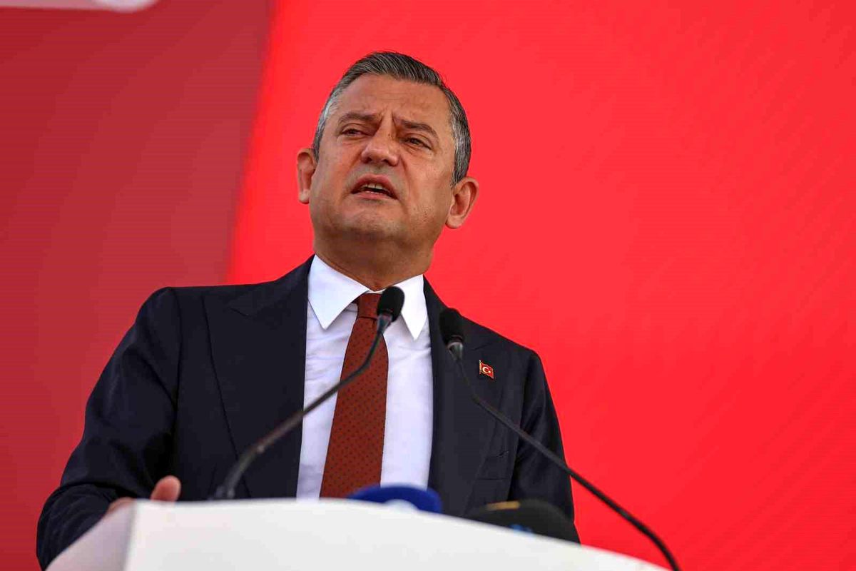 CHP Genel Başkanı Özgür Özel, Milli Eğitim Bakanlarının birbirleriyle kavgalı olduğunu söyledi