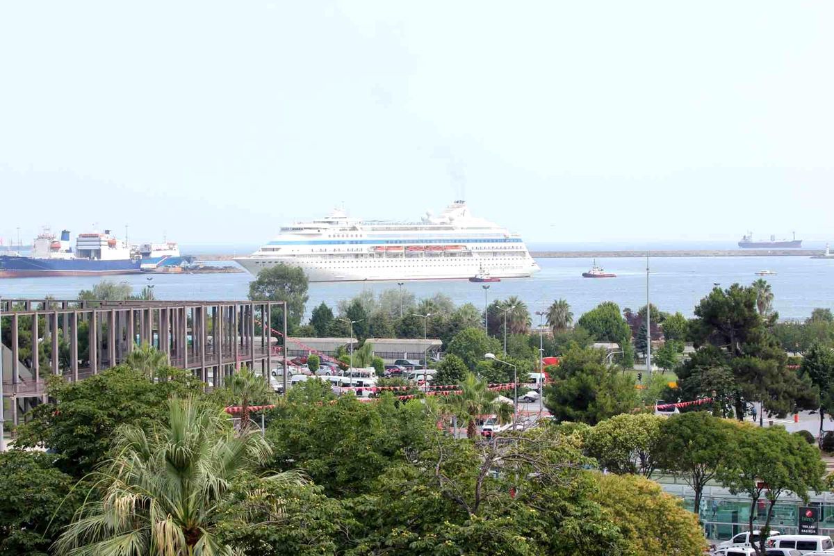 845 Turistli Dev Turist Gemisi Samsun\'a Demir Attı