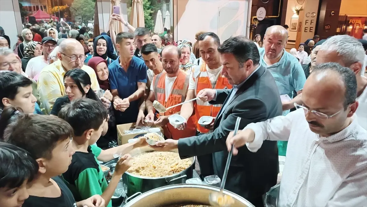 Zonguldak\'ın Devrek ilçesinde 10 bin kişiye aşure ikram edildi